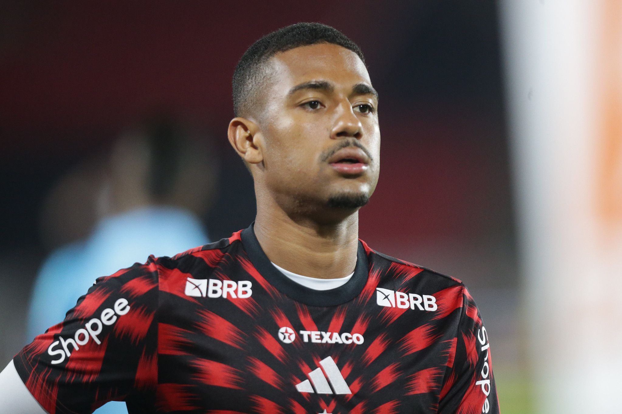 Samuel Lino 'pede passagem' e tem estreia elogiada no Flamengo; veja números