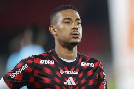O atacante Samuel Lino, reforço do Flamengo em 2025, na chegada ao Maracanã