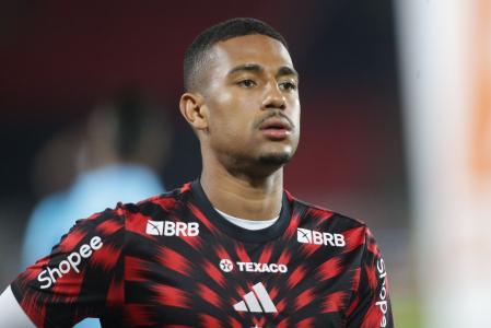 O atacante Samuel Lino, reforço do Flamengo em 2025, na chegada ao Maracanã