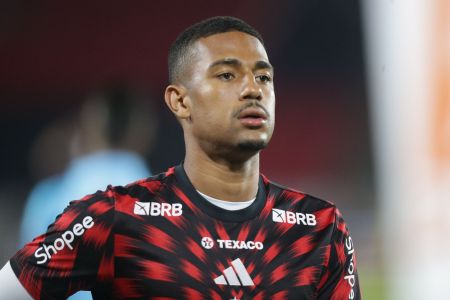 O atacante Samuel Lino, reforço do Flamengo em 2025, na chegada ao Maracanã
