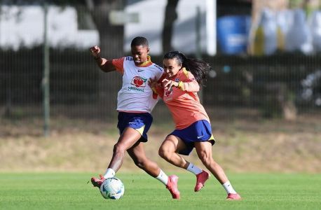 Marta e Johnson durante preparação para jogo contra Colômbia