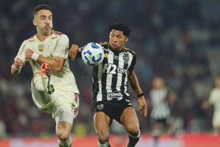 Rony durante duelo do Atlético com o Flamengo pela Copa do Brasil