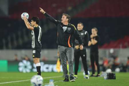 Cuca durante duelo entre Atlético e Flamengo pela Copa do Brasil