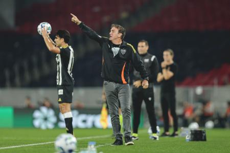 Cuca durante duelo entre Atlético e Flamengo pela Copa do Brasil
