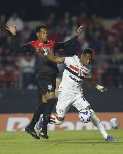 Wendell sofre lesão em jogo contra o Athletico-PR