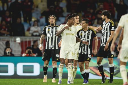 Wallace Yan, do Flamengo, discute com jogadores do Atlético no Maracanã