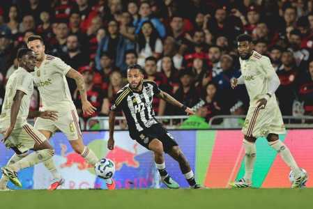 Alexsander em ação pelo Atlético contra o Flamengo no Maracanã