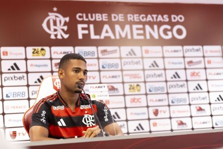 O atacante Samuel Lino, reforço do Flamengo em 2025, na chegada ao Maracanã