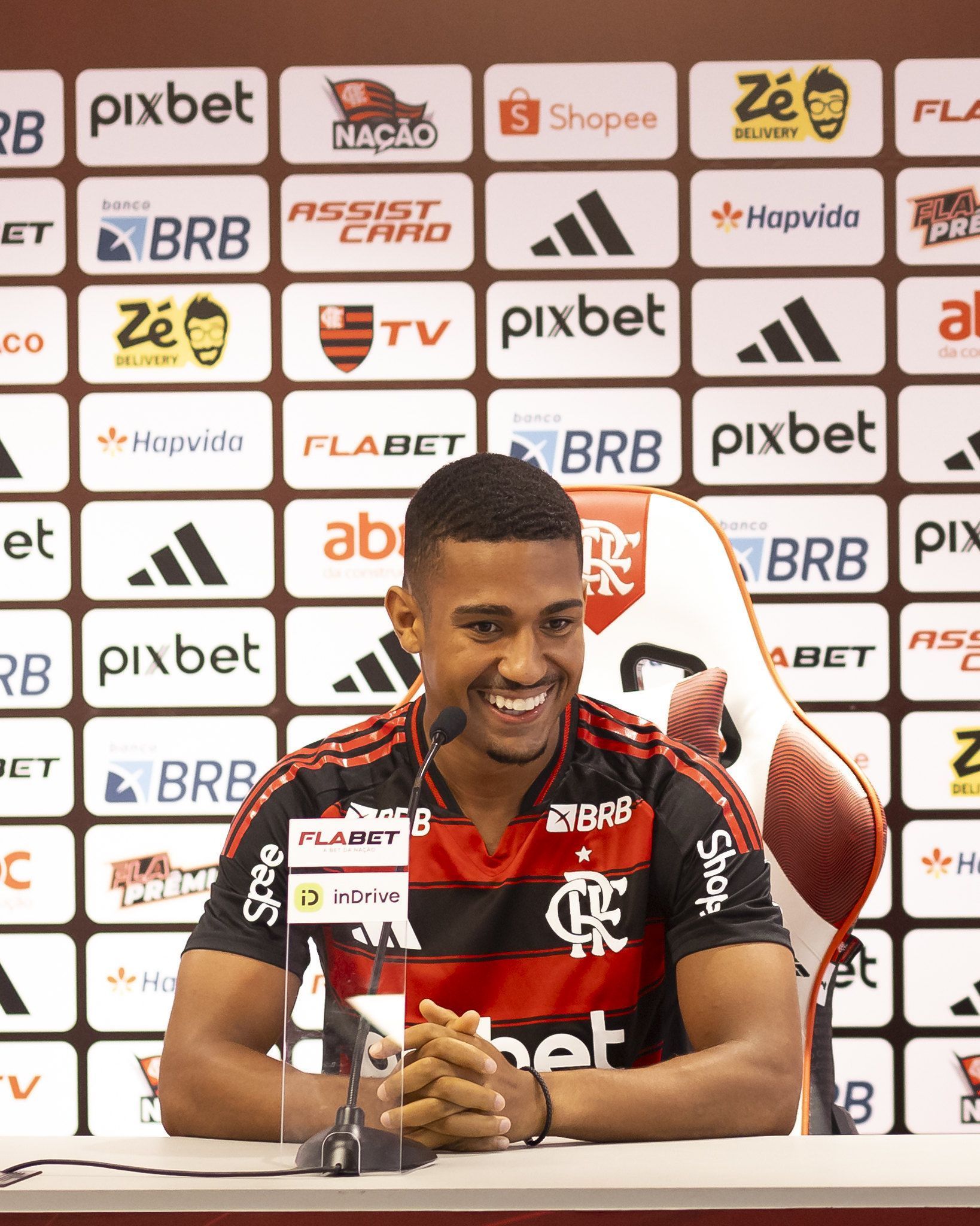 Reforço do Flamengo se diverte, mas rejeita apelido: 'Que seja o meu nome'