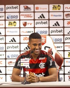 O atacante Samuel Lino, reforço do Flamengo em 2025, na chegada ao Maracanã