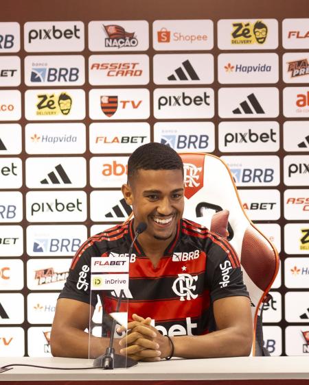 O atacante Samuel Lino, reforço do Flamengo em 2025, na chegada ao Maracanã
