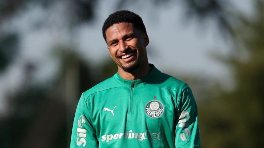 Zagueiro Murilo em treinamento na Academia de Futebol do Palmeiras