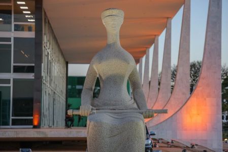 O Movimento Brasil sem Drogas faz uma vigília em frente ao Supremo Tribunal Federal contra a descriminalização do porte de drogas para uso próprio. O movimento é formado por pessoas que pertencem a diversas religiões e, há pouco, realizaram uma cerim