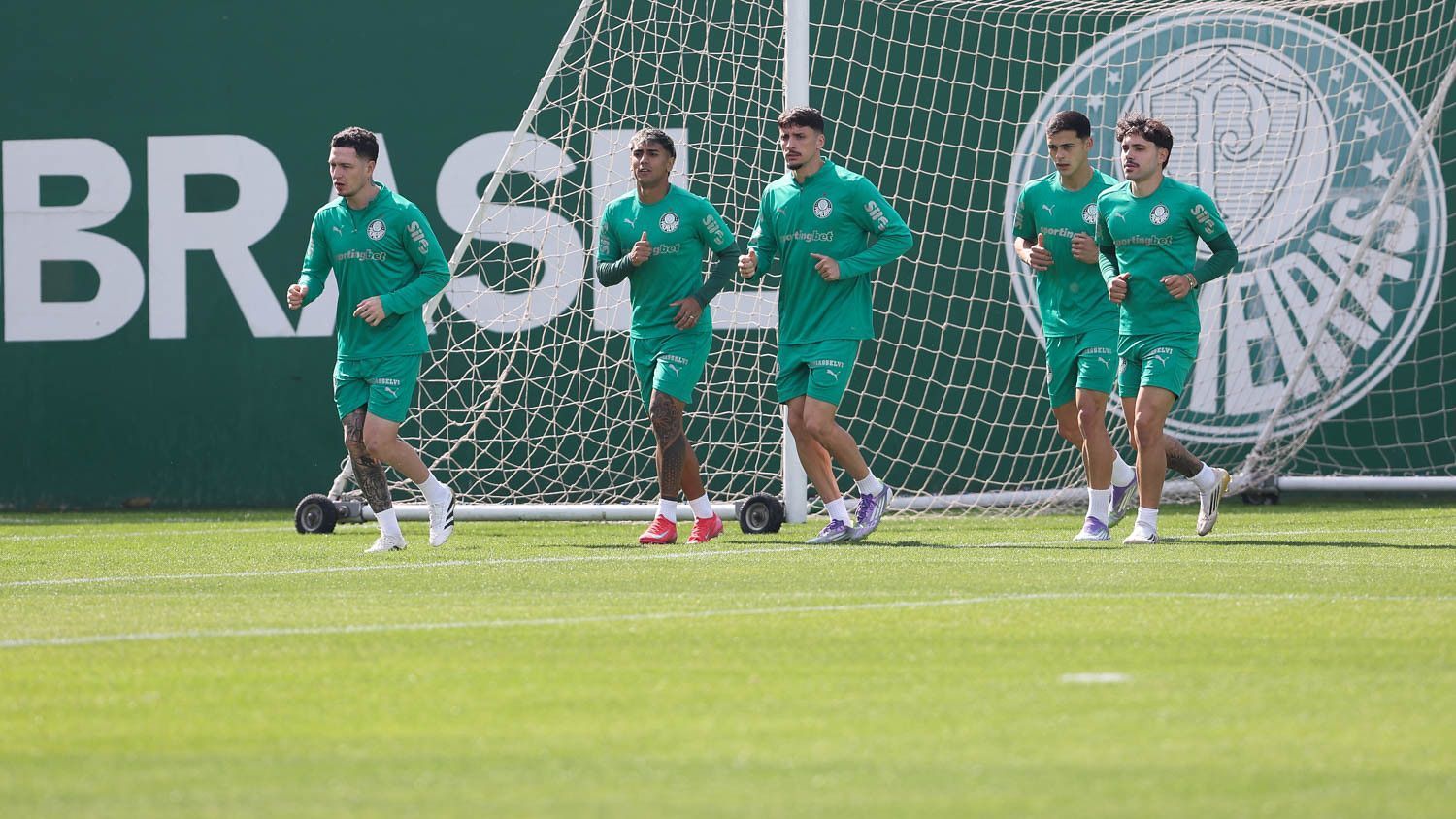 Com mudanças, Palmeiras visita Vitória para colar na liderança do Brasileiro