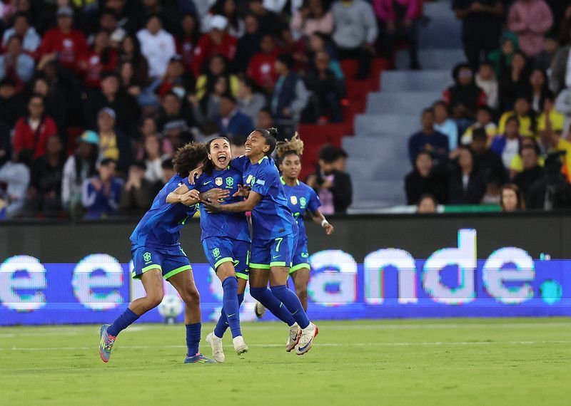Após jogo de 8 gols, Brasil vence Colômbia nos pênaltis e conquista Copa América Feminina