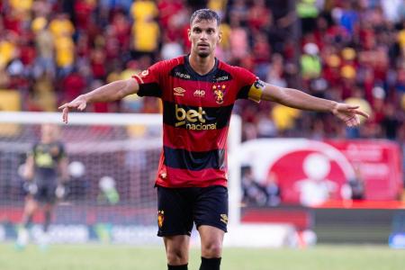 Zagueiro Rafael Thyere, capitão do Sport, durante jogo do Campeonato Brasileiro