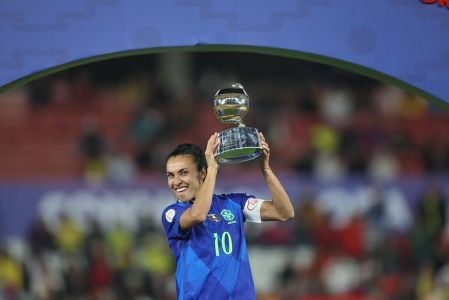 Marta com prêmio após título da Copa América
