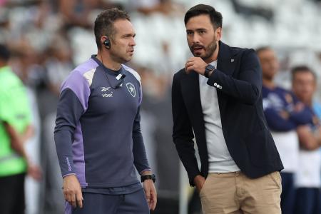 Davide Ancelotti (dir) durante partida do Botafogo contra o Cruzeiro