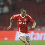 Internacional rescinde contrato e libera lateral para assinar com clube da Libertadores