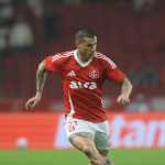 Internacional rescinde contrato e libera lateral para assinar com clube da Libertadores
