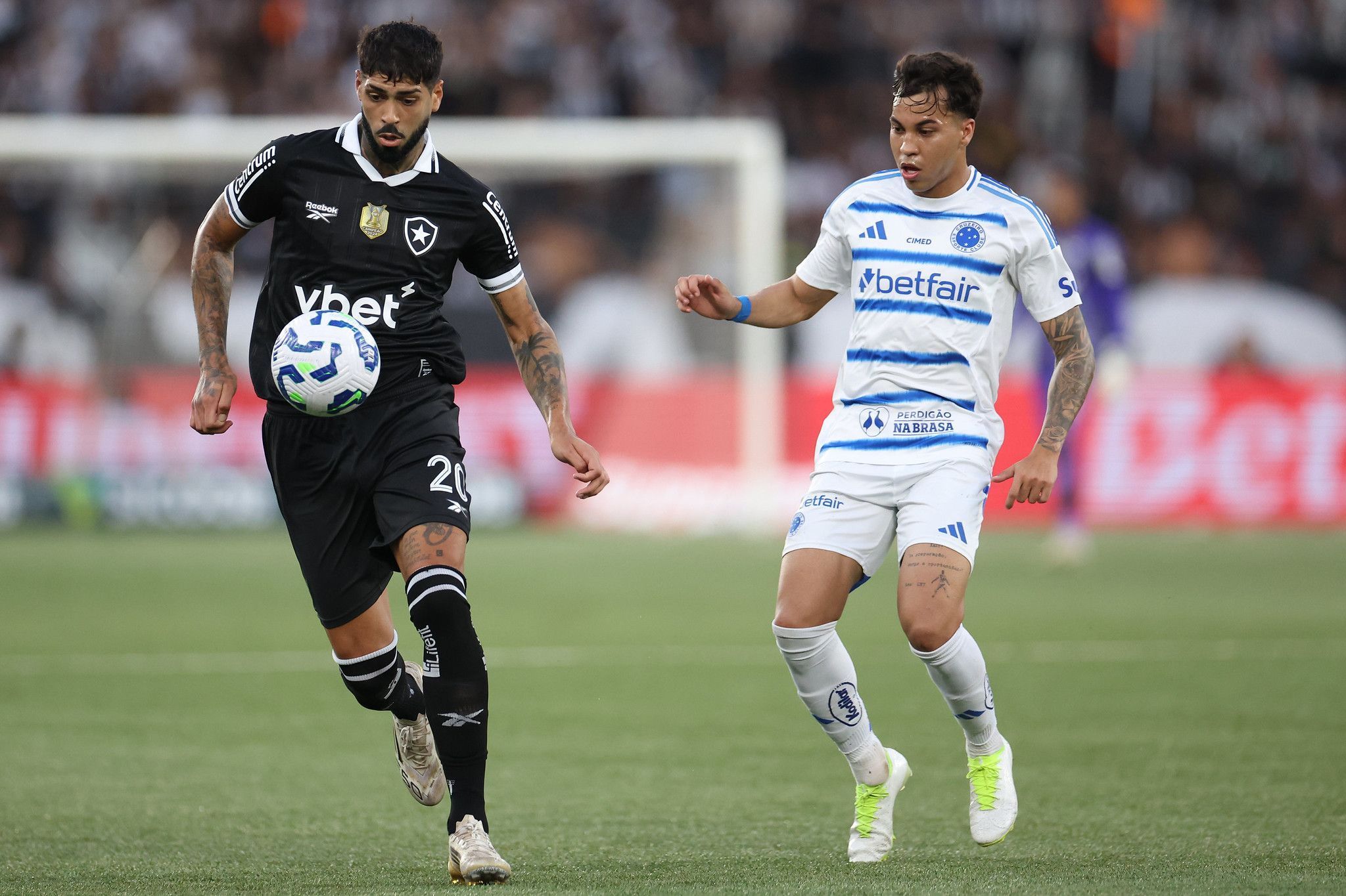 Titular do Botafogo é cobrado por torcedor e sobe o tom em resposta