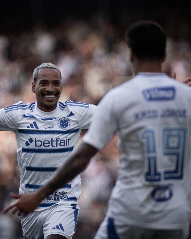 Atacante de clube europeu reage à vitória do Cruzeiro e exalta dupla celeste
