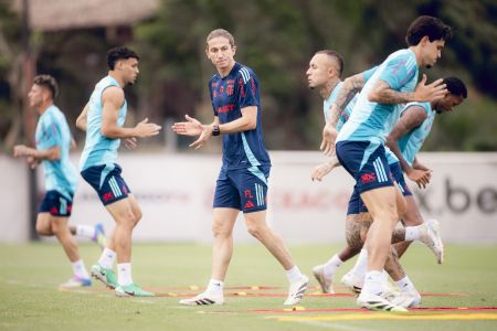 Filipe Luís comanda atividade do Flamengo no Ninho do Urubu