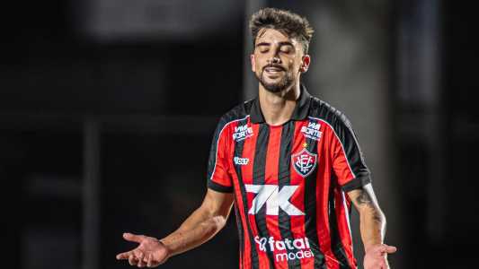 Volante Rúben Ismael em campo pelo Vitória contra o Palmeiras