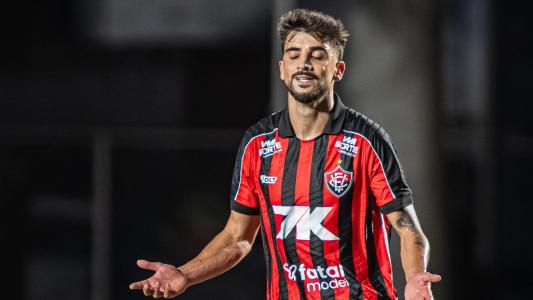 Volante Rúben Ismael em campo pelo Vitória contra o Palmeiras