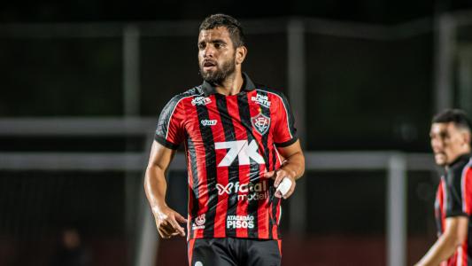 Pepê em campo pelo Vitória, no Campeonato Brasileiro
