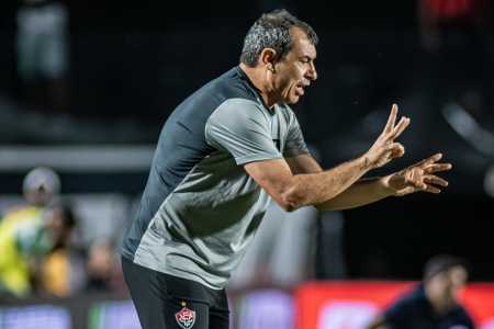Fábio Carille, técnico do Vitória, passa orientações na beira do gramado