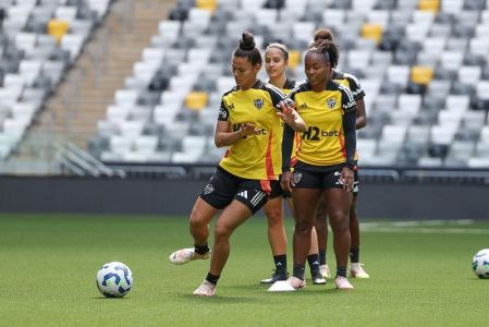 Elenco do Atlético durante treino com foco na Copa do Brasil