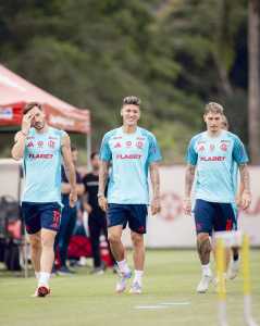 O colombiano Jorge Carrascal entre os uruguaios Viña e Varela, no Ninho do Urubu, durante atividade do Flamengo