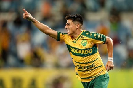 Alejandro Martínez comemorando gol pelo Cuiabá