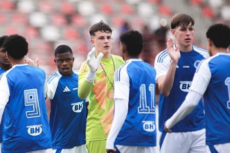 Jogadores da equipe sub-17 do Cruzeiro