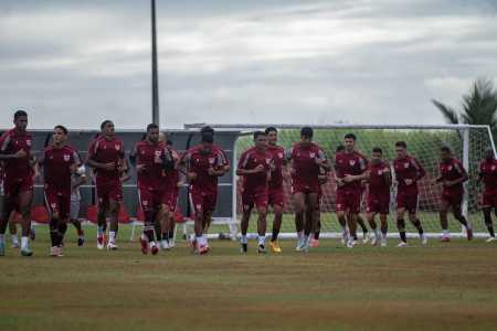 Jogadores do CRB durante treino