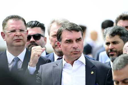 Flávio Bolsonaro foi escolhido pelo pai e será candidato a presidência em 2026