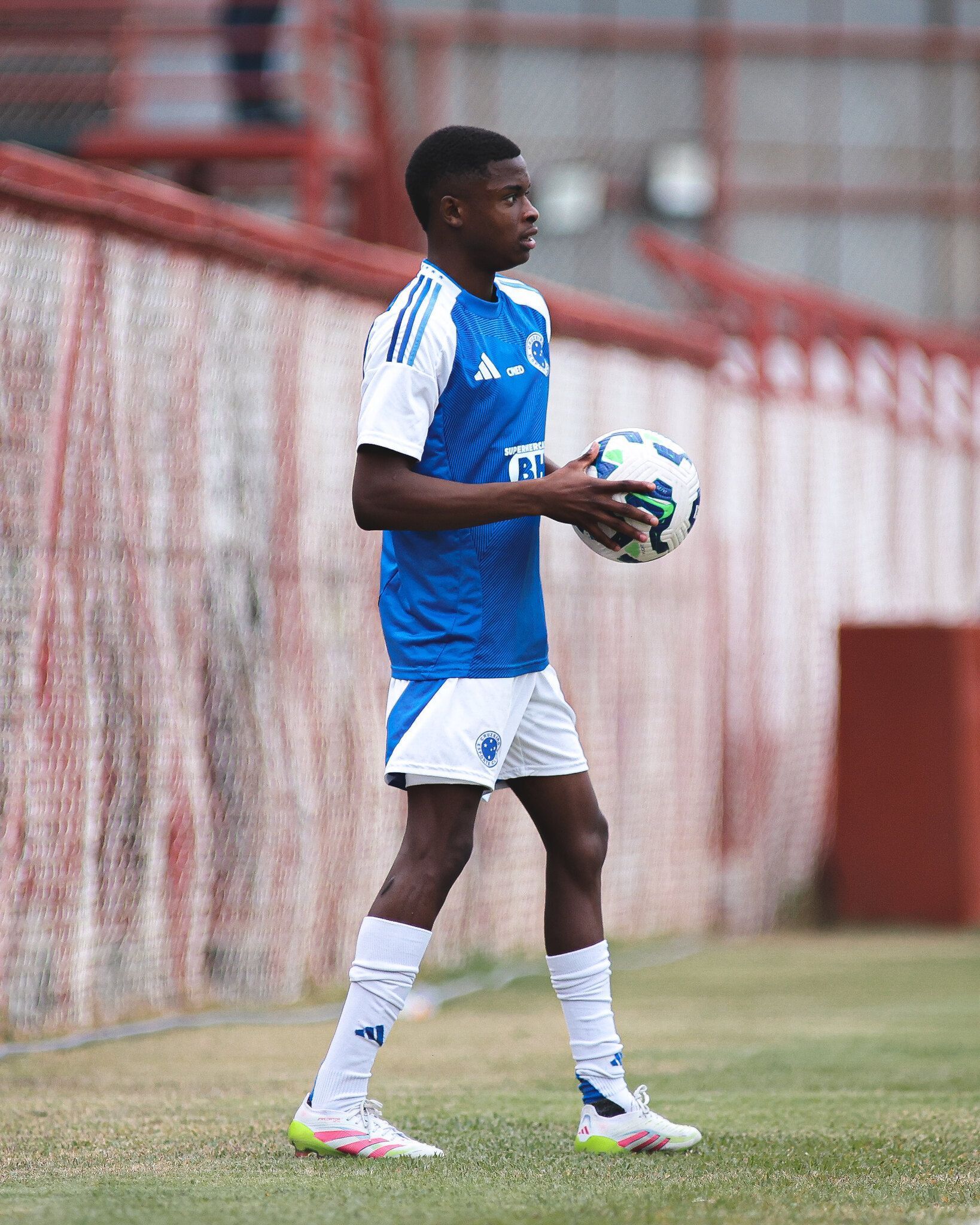 Após lesões, Cruzeiro 'busca' jogador de Seleção de base para reforçar lateral