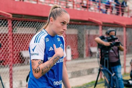 Isa Haas deixa campo de muletas após jogo contra Corinthians