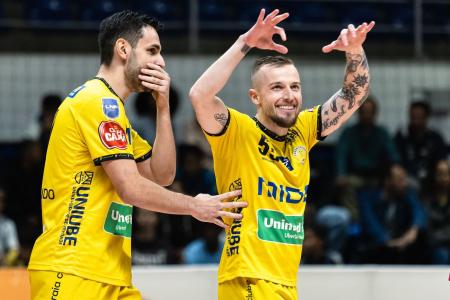 Rafinha celebra seu gol em Itambé Minas 1 x 2 Praia Clube nesta quarta-feira (6)