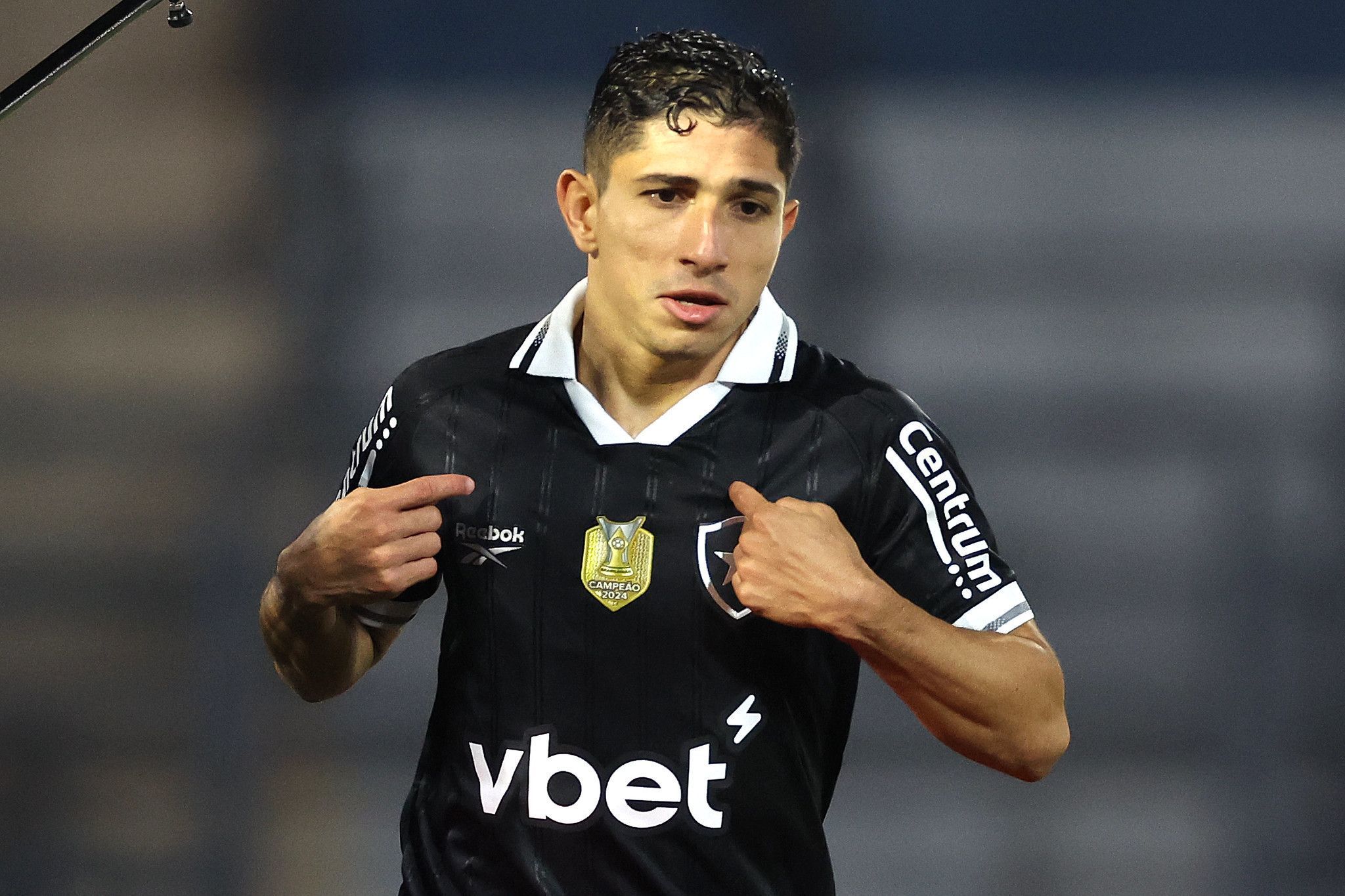 Savarino admite que esteve perto do Lyon: 'Escolhi ficar no Botafogo'