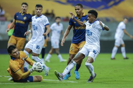 Jogadores de Retrô e Bahia em jogo na Arena de Pernambuco