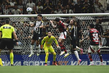 Disputa de bola em Atlético 0 (4) x (3) 1 Flamengo, pela Copa do Brasil 2025