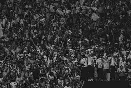 Torcida do Atlético na Arena MRV em jogo contra o Flamengo pela Copa do Brasil