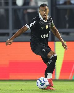 Após choque de cabeça, Marlon Freitas, do Botafogo, deixa jogo contra o Bragantino na ambulância