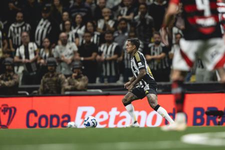 Dudu durante duelo entre Atlético e Flamengo pela Copa do Brasil