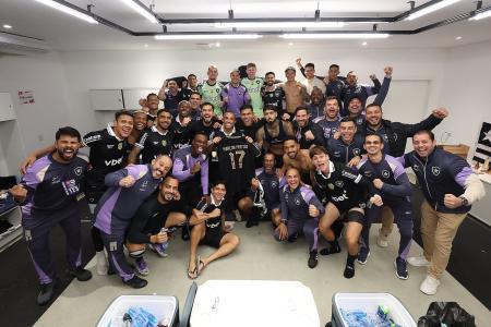 Elenco do Botafogo comemora a clasificação na Copa do Brasil