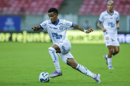 Kayky carrega a bola durante jogo contra o Retrô-PE, pelas oitavas de final da Copa do Brasil