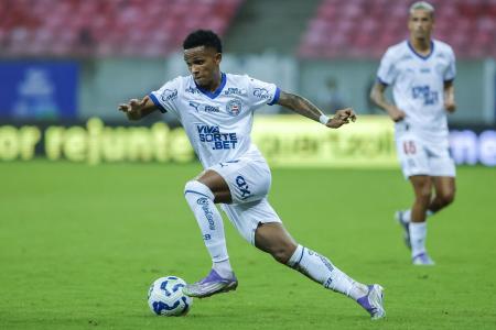 Kayky carrega a bola durante jogo contra o Retrô-PE, pelas oitavas de final da Copa do Brasil