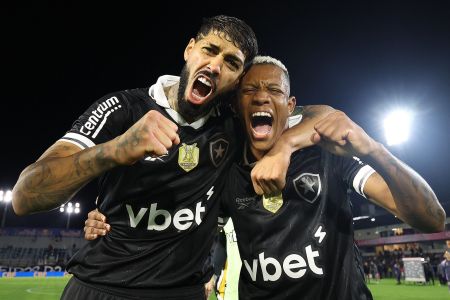 Barboza e Danilo comemoram classificação do Botafogo na Copa do Brasil